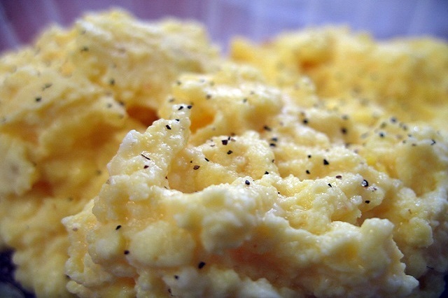 recipe for scrambled eggs, how to make scrambled eggs, what to have with scrambled eggs, scrambled eggs with cheese, scrambled eggs with smoked salmon, scrambled eggs with sour cream, scrambled eggs with spinach, savoury scrambled eggs, scrambled eggs with vegetables