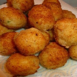 Cooked arancini balls.