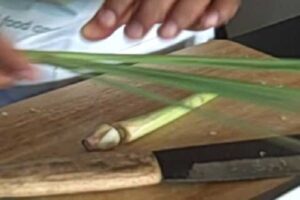 How to bruise lemongrass