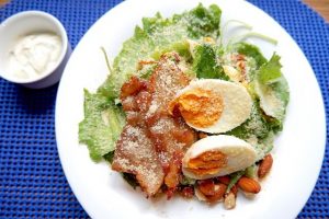 Bacon and Spinach Salad - bacon ranch salad, bacon salad with ranch dressing