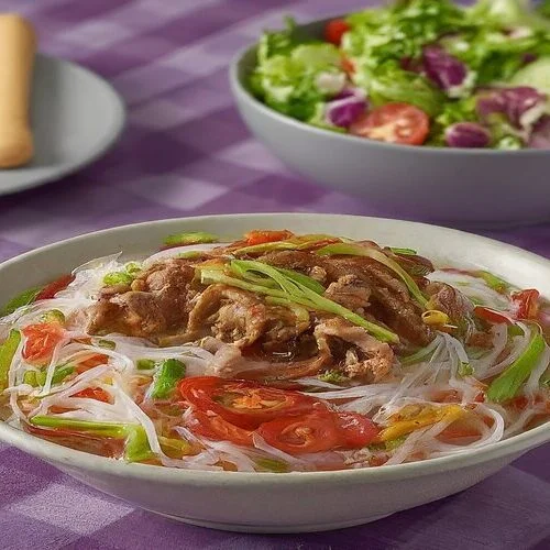 Sapa sui bowl with salad and breadsticks