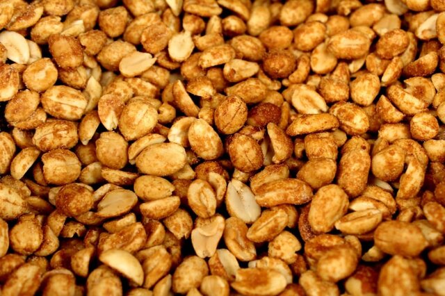 Popular choices for roasting nuts and seeds include peanuts, almonds, walnuts, and pumpkin seeds.